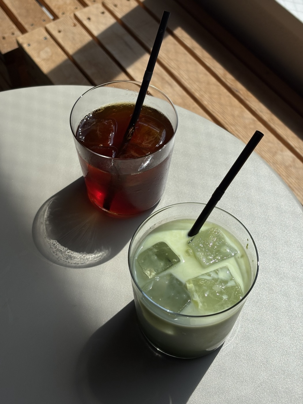 6 Apartment Coffee 的冰茶與抹茶拿鐵