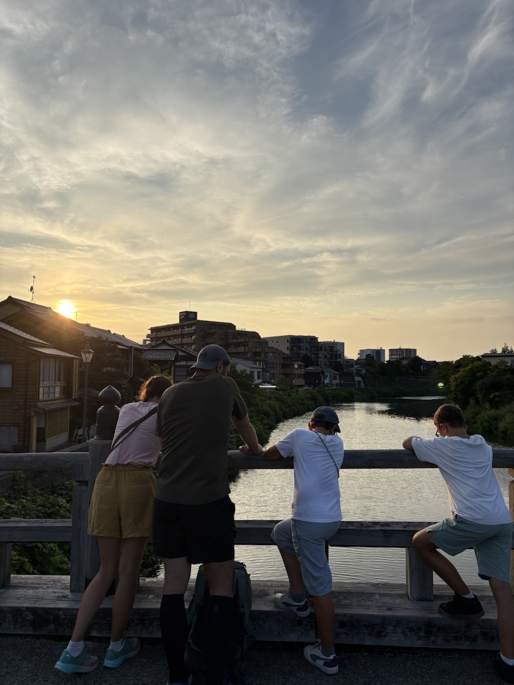 傍晚在淺野川橋上看夕陽