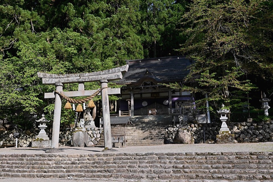 白川八幡神社的鳥居與拜殿